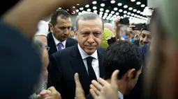 Presiden Turki Tayyip Erdogan menghadiri salat jenazah Muhammad Ali di Louisville, Kentucky, Kamis (9/6). Ribuan orang yang sebagian besar adalah umat muslim dari penjuru dunia, membaca Al Quran dan menyalatkan jenazah Muhammad Ali (REUTERS/Adrees Latif)