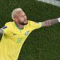Pemain Brasil,&nbsp;Neymar merayakan gol kedua timnya ke gawang Korea Selatan saat laga 16 besar Piala Dunia 2022 yang berlangsung di Stadion 974, Selasa (05/12/2022). (AP/Pavel Golovkin)