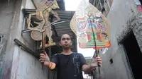 Kiagus Wirawan Rusdi, satu-satunya dalang Wayang Palembang menunjukkan koleksi wayangnya (Liputan6.com / Nefri Inge)