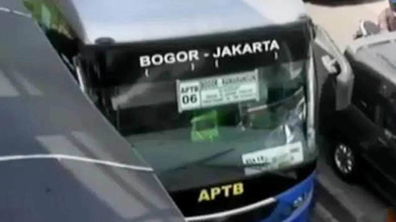 VIDEO: Pelarangan APTB Bikin Penumpang dari Luar DKI Kerepotan