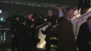 Cawapres AS dari Partai Republik, Mike Pence turun dari pesawat yang tergelincir saat mendarat di landasan Bandara LaGuardia, New York, Kamis (27/10). Pesawat jenis Boeing 737 itu mendarat saat hujan lebat melanda wilayah tersebut (TV Network Pool via AP)
