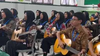Viral Guru Musik Ajak Puluhan Murid Nyanyi Lagu We Will Not Go Down Bikin Warganet Nangis. Foto: Tiktok @triadinata91.