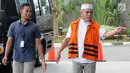 Gubernur nonaktif Aceh Irwandi Yusuf (kanan) saat tiba di Gedung KPK, Jakarta, Jumat (24/8). Irwandi Yusuf diperiksa sebagai saksi untuk tersangka T Syaiful Bahri. (Merdeka.com/Dwi Narwoko)