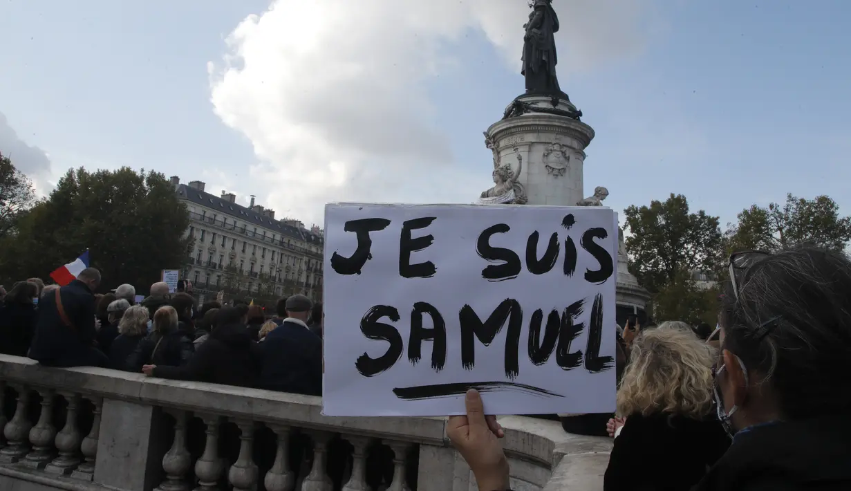 Orang-orang berkumpul di alun-alun Republique, satu dengan poter bertuliskan "Saya Samuel" untuk demonstrasi di Paris (18/10/2020). Samuel Paty dipenggal pada hari Jumat di Conflans-Sainte-Honorine oleh seorang pengungsi Chechnya. (AP Photo/Michel Euler)