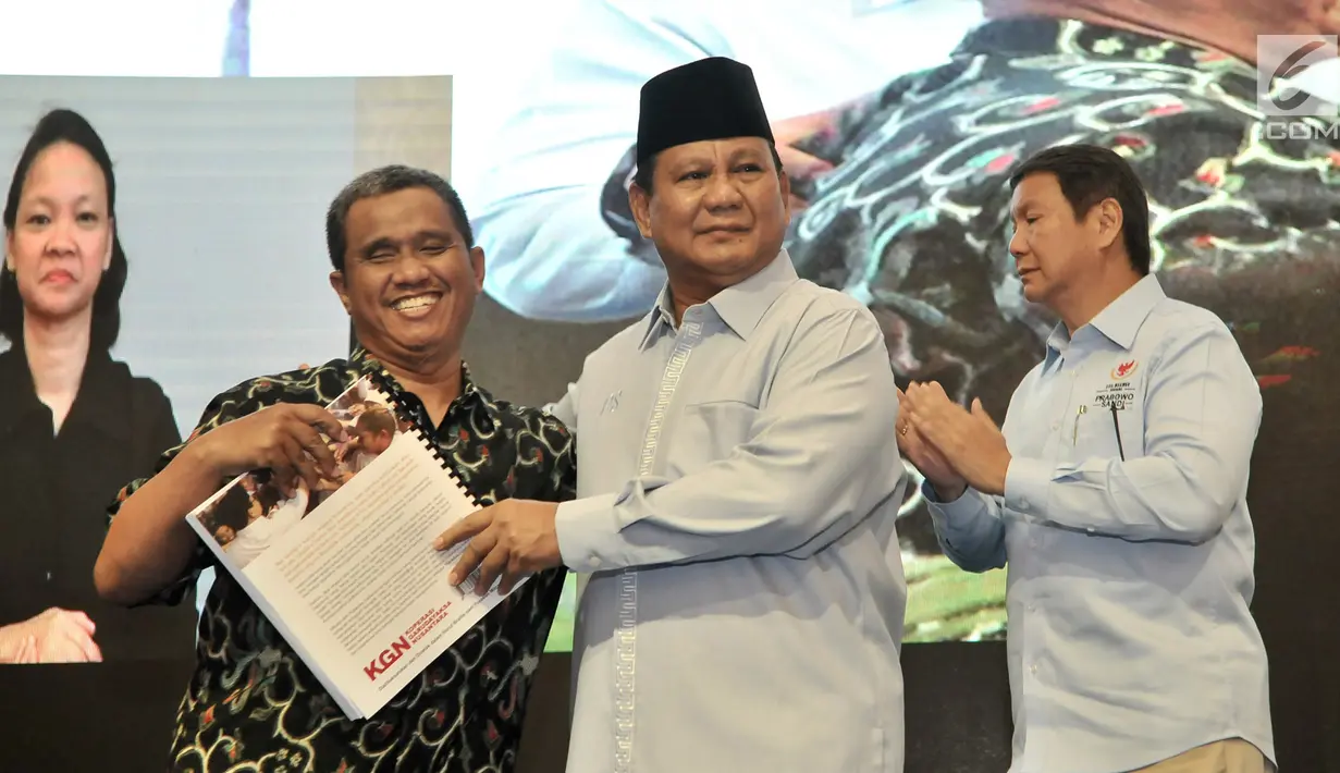 Capres nomor urut 02 Prabowo Subianto bersama penyandang disabilitas saat menghadiri peringatan Hari Disabilitas Internasional ke-26 di Jakarta, Rabu (5/12). Hari Disabilitas Internasional diperingati setiap tanggal 3 Desember. (Merdeka.com/Iqbal Nugroho)