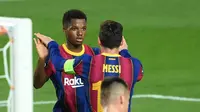 Penyerang Barcelona, Lionel Messi, merayakan gol yang dicetak Ansu Fati ke gawang Ferencvaros pada matchday 1 Grup G Liga Champions 2020/2021 di Camp Nou, Rabu (21/10/2020) dini hari WIB. Barcelona menang 5-1 atas Ferencvaros. (AFP/Lluis Gene)
