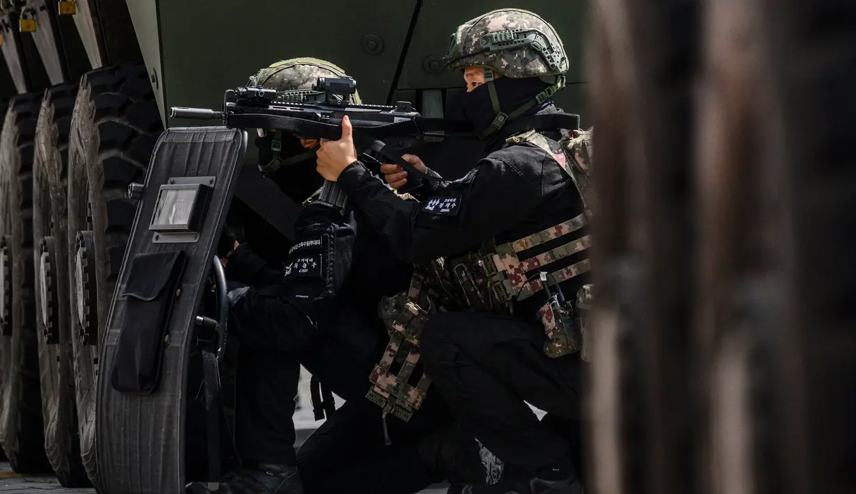Seperti diketahui, beberapa kali Korea Selatan mendapat serangan balon udara berisi sampah dari Korea Utara. (ANTHONY WALLACE/AFP)
