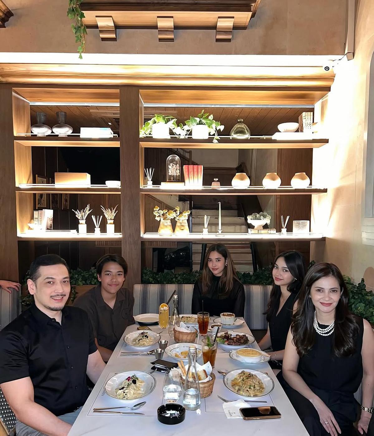 Potret Cut Tari dan Richard Kevin Rayakan Ulang Tahun Anak, Lakukan Dinner Keluarga