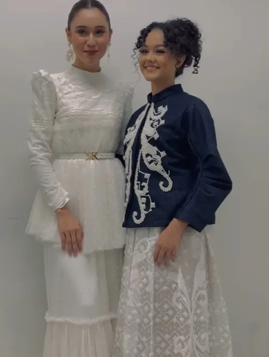 Busana yang dikenakan Yasmin Napper didominasi dengan aksen tulle yang feminin dan elegan [@khanaan.official]