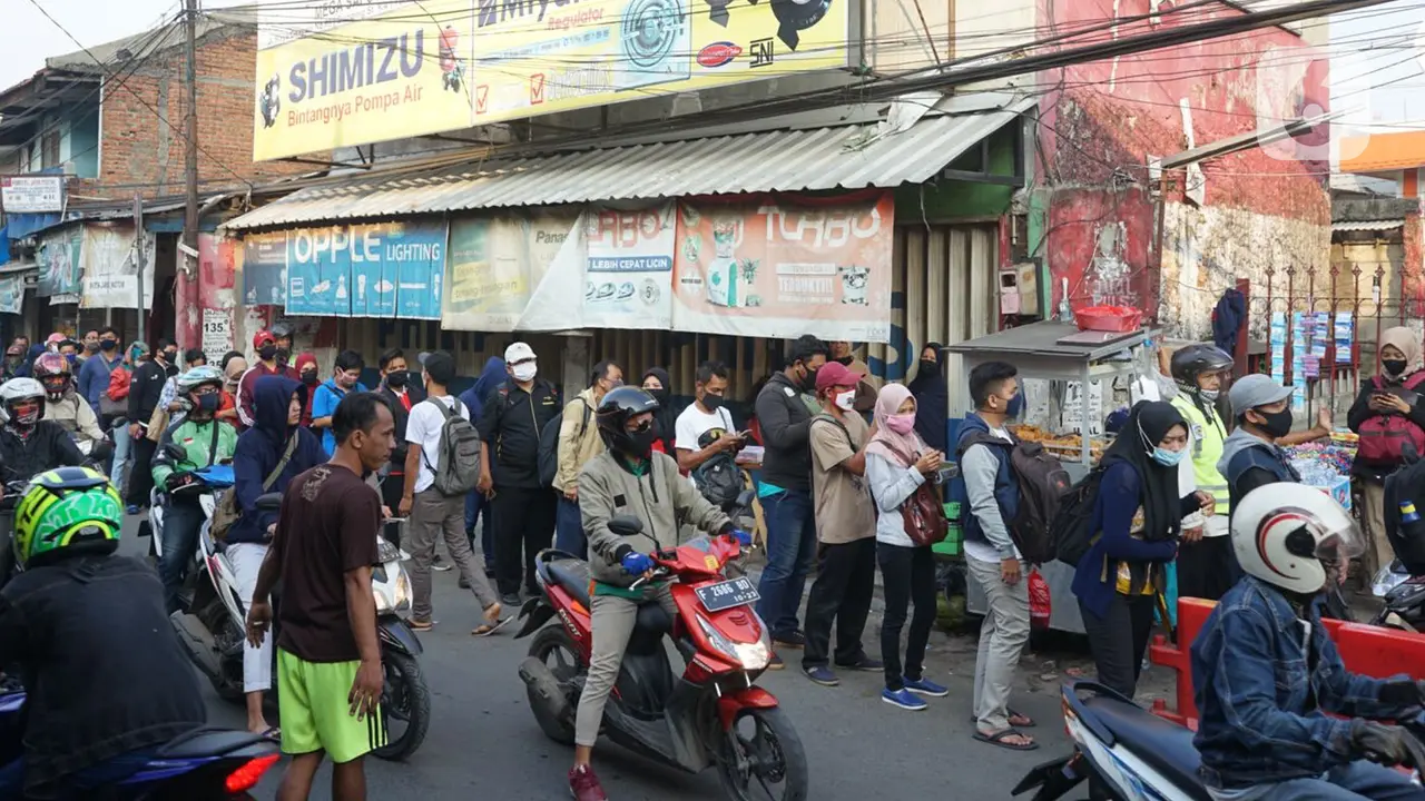 FOTO: Antrean Penumpang Mengular di Stasiun Citayam