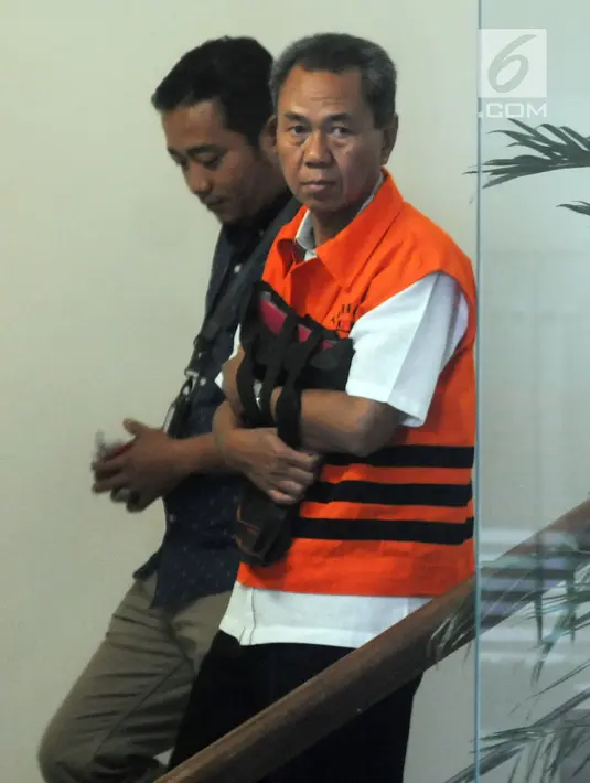 Kepala BPPD Kabupaten Bandung Barat Adiyoto usai menjalani pemeriksaan di KPK, Jakarta, Senin (14/5). Adiyoto diperiksa sebagai tersangka terkait suap Bupati Bandung Barat Abubakar untuk pencalonan istrinya, Elin Suharliah. (Merdeka.com/Dwi Narwoko)