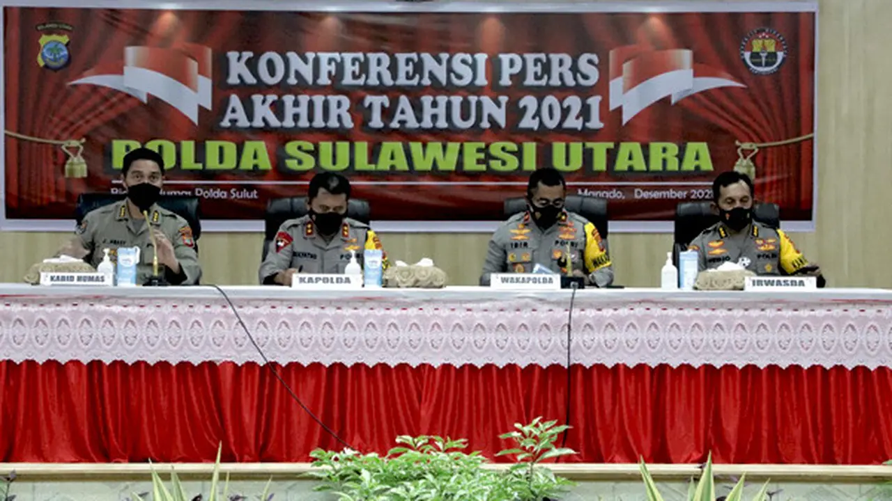Kapolda Sulut mengungkap data gangguan kamtibmas sepanjang tahun 2021 saat menggelar jumlah pers di Markas Polda Sulut, Kamis (30/12/2021).