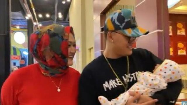 6 Potret Kenangan Manis Lina bersama Anak-Anaknya