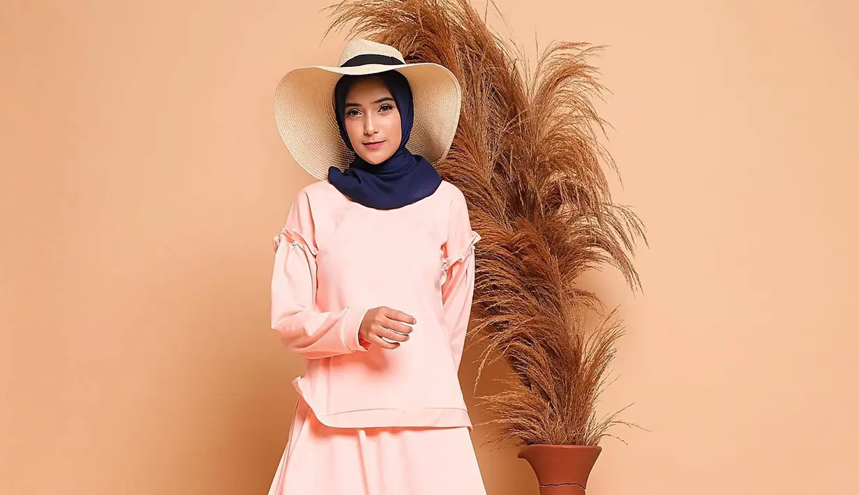 Selain menjadi seorang selebgram, Nadya Mustika ternyata tengah merintis sebuah bisnis fashion. Bergerak di bidang busana wanita muslim, ia pun memberi nama brandnya dengan sha.na.da by Nadya Mustika. Sesekali ia pun kerap menjadi model dari busana miliknya tersebut. (Liputan6.com/IG/nadyamustikarahayu)