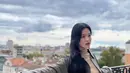 Hadir di show Fendi, Song Hye Kyo kenakan mini turtleneck berwarna cokelat. Dipadu dengan long coat cokelat keabuan sebagai aksen yang kontras [@kyo1122]