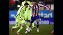 Penyerang Barcelona, Lionel Messi berusaha melewati pemain Atletico Madrid saat laga kedua perempat final Copa del Rey. Barcelona keluar sebagai pemenang dengan skor 3-2, Spanyol, Kamis (29/1/2015). (AFP Photo)