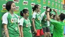 Legenda Bulutangkis Indonesia, Rexy Mainaky menyerahkan hadiah kepada juara ganda putri MILO School Competition 2015, Jakarta, Sabtu (28/11/2015). (Liputan6.com/Yoppy Renato)