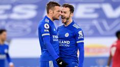 Striker Leicester City, Jamie Vardy, melakukan selebrasi bersama James Maddison usai mencetak gol ke gawang Manchester United pada laga Liga Inggris di Stadion King Power, Sabtu (26/12/2020). Kedua tim bermain imbang 2-2.
(AFP/Pool/Michael Regan)