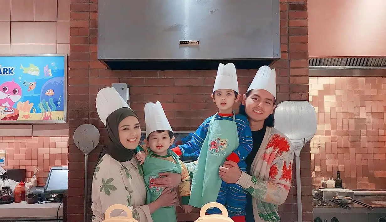 Lagi, potret menggemaskan keluarga kecil Roger dan Cut Meyriska bak chef. Kembali pakai outfit serasi, keempatnya mengenakan topi chef berwarna putih polos. [Foto: Instagram/cutratumeyriska]