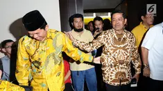 Ketua DPD I Partai Golkar Jabar, Dedi Mulyadi (kiri) usai bersalaman dengan Plt Ketum Partai Golkar, Idrus Marham di Jakarta, Rabu (6/12). Bersama pimpinan 31 DPD Partai Golkar, Dedi menyerahkan surat permohonan Munaslub. (Liputan6.com/Helmi Fithriansyah)