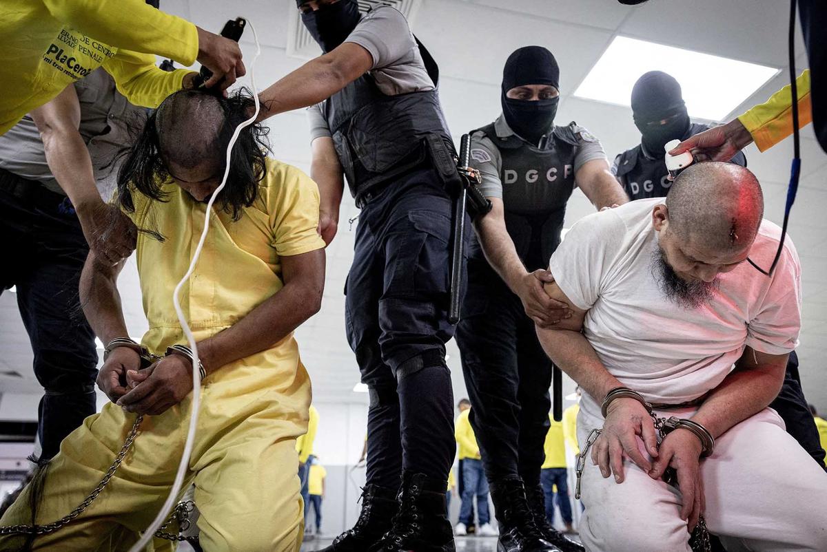 FOTO: Super Ketat Kemanan saat Deportasi 250 Imigran Terduga Anggota Geng Kriminal ke Penjara CECOT El Salvador