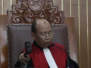 Hakim tunggal Riyadi Sunindyo saat membuka sidang praperadilan Gubernur Aceh nonaktif Irwandi Yusuf di PN Jakarta Selatan, Rabu (24/10). Riyadi menolak permohonan praperadilan Irwandi Yusuf. (Liputan6.com/Herman Zakharia)