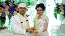 Hengky Kurniawan dan Sonya Fatmala berfoto bersama seusai prosesi akad nikah di sebuah hotel kawasan TMII, Jakarta, Kamis (23/4/2015). (Liputan6.com/Panji Diksana)