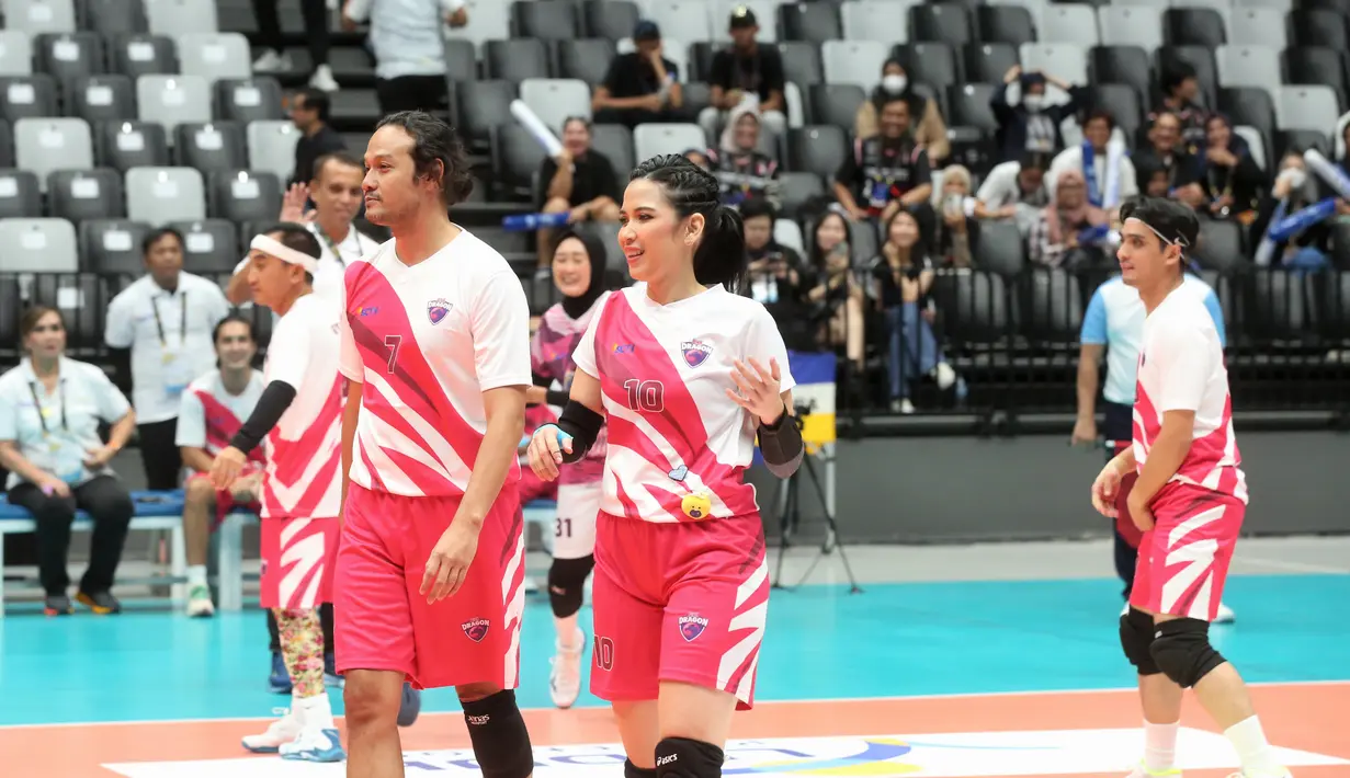 Dinda Kanya Dewi berada di tim Pink Dragon untuk Fun Volleyball Celebrity Match. Dinda menata rambutnya secara unik. Ia mengepang dulu rambutnya menjadi beberapa bagian dari atas hingga ke tengah, lalu menjadikan satu semuanya dengan gaya high-ponytail. [Foto: Document FIMELA/Adrian Putra]