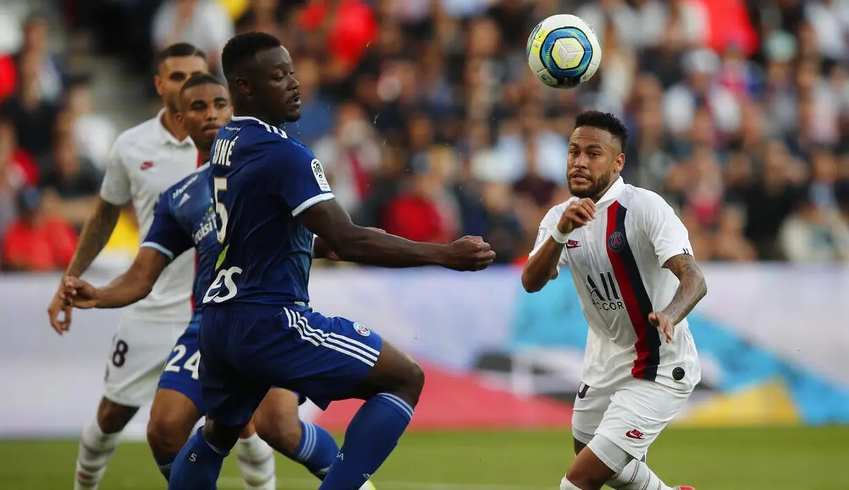 Striker PSG, Neymar, berusaha melewati pemain Strasbourg, Lamine Kone, pada laga Liga 1 Prancis di Stadion Parc des Princes, Sabtu (14/9). PSG menang 1-0 atas Strasbourg. (AP/Francois Mori)