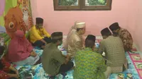 Prosesi akad nikah tersangka pencabulan WS dengan korbannya LO di ruang unit PPA Polrestabes Palembang (Liputan6.com / Nefri Inge)