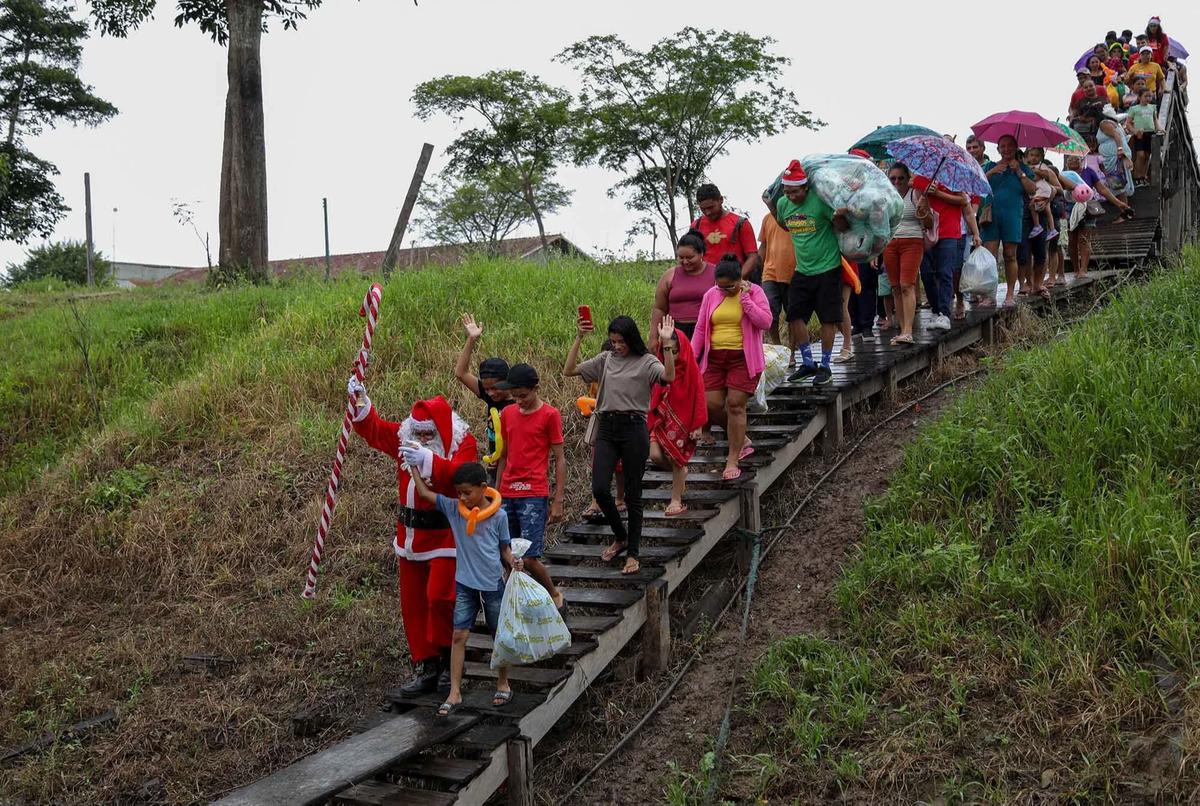 FOTO: Sinterklas Menyusuri Sungai Amazon Antar Hadiah Natal