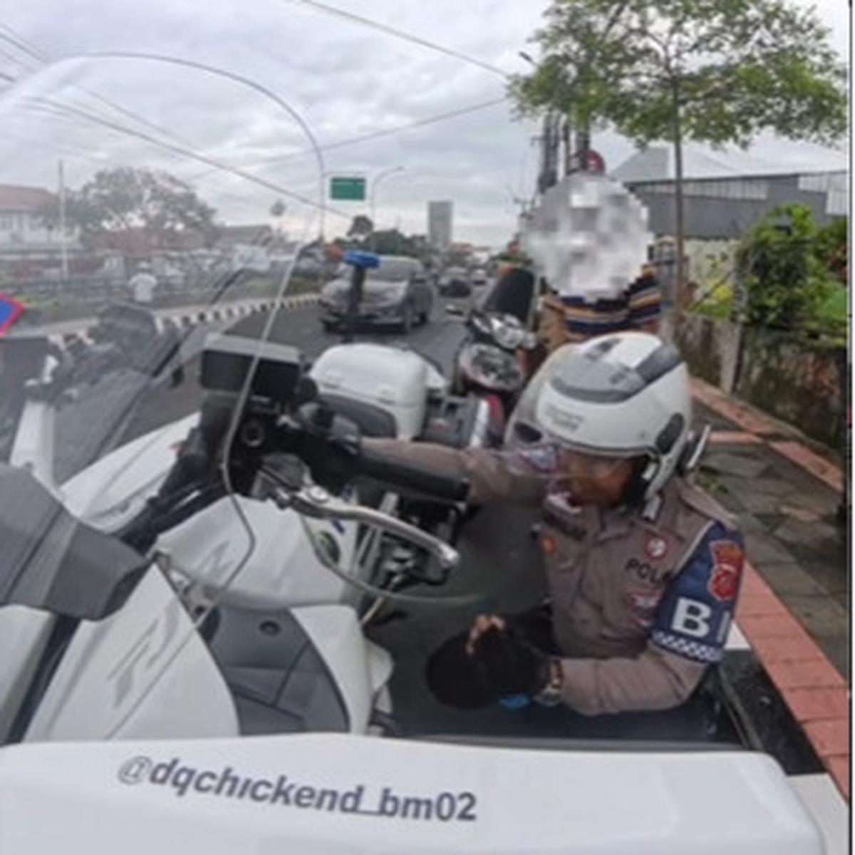 Momen Polisi Bantu Pengendara Motor Pria Paruh Baya Usai Jemput Anak Sekolah yang Kehabisan Bensin dengan Cara Tak Biasa