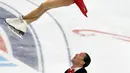 Atlet Ice skating Rusia ,Yuko Kavaguti and Alexander Smirnov beraksi selama ikuti kejuaraan skating kategori berpasangan dalam ISU Grand Prix, Moskow, Rusia, Jumat (20/11). Mereka merebutkan Piala Rostelekom. (AFP PHOTO/YURI KADOBNOV)