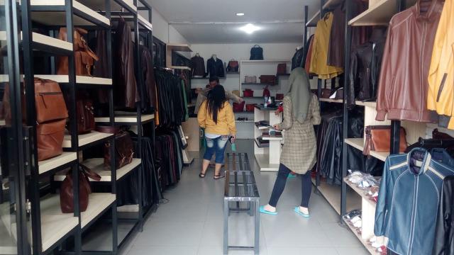 Beberepa pengunjung tengah memilih salah satu produk kerajinan kulit Sukaregang Garut, di salah satu gerai kulit