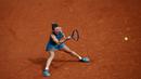 Aksi Simona Halep mengembalikan bola saat melawan petenis Amerika, Sloane Stephens pada final Prancis Terbuka 2018 di Roland Garros stadium, Paris, Prancis, (9/6/2018). Simona menang 3-6, 6-4, 6-1. (AP/Christophe Ena)
