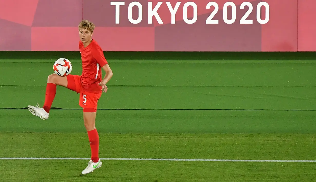Gelandang Kanada Quinn melakukan pemanasan sebelum laga sepak bola terakhir putri Olimpiade Tokyo 2020 melawan Swedia di Stadion Internasional Yokohama di Yokohama pada 6 Agustus 2021. Quinn jadi atlet transgender pertama yang memenangkan medali Olimpiade. (TIZIANA FABI/AFP)