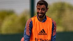 Manchester United akan mengawali laga perdana di liga Inggris 2022/2023 pada hari Minggu (7/8/2022) melawan Brighton. Bruno Fernandes pun terlihat bahagia saat melakukan sesi latihan bersama pemain lainnya. (Twitter/@ManUtd)