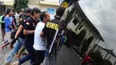 Petugas membawa salah satu komplotan pencuri spesialis rumah kosong saat rilis di Halaman Polrestabes Semarang , Minggu ( 19/6). Menjelang lebaran kejahatan pencurian rumah kosong meningkat. (Gholib)