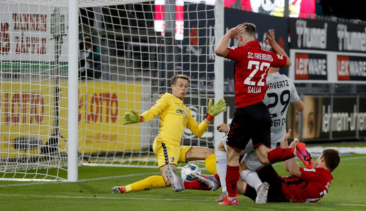 Gelandang Bayer Leverkusen, Kai Havertz, mencetak gol ke gawang Freigurg pada laga pekan ke-29 Bundesliga 2019/20 di Schwarzwald-Stadion, Sabtu (30/5/2020) dini hari WIB. Leverkusen menang 1-0 atas Freiburg. (AFP/Ronald Wittek/pool)