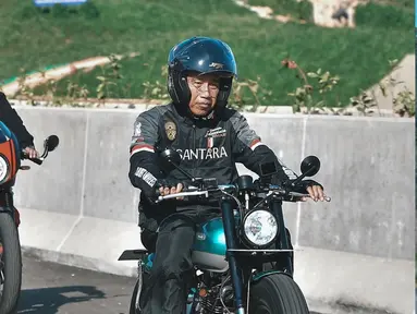 Mengenakan jaket hitam khas The Prediksi dan helm khas pengendara moge, Gading tampak menikmati setiap momen perjalanan. Bersama Presiden Jokowi, yang juga dikenal sebagai penggemar motor, mereka memimpin konvoi yang diikuti oleh beberapa selebriti terkenal seperti Raffi Ahmad, Atta Halilintar dan Ferry Maryadi. (Liputan.com/IG/gadiiing)
