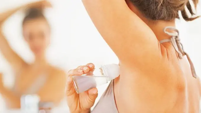 Tips mebersihkan noda deodoran/copyright Shutterstock.com