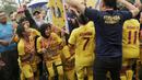 Para pemain Sumatra Selatan merayakan gelar juara Piala Pertiwi setelah mengalahkan Bangka Belitung pada laga final di NYTC Sawangan, Depok, Jumat (3/5). Sumsel menang 2-1 atas Babel. (Bola.com/Vitalis Yogi Trisna)