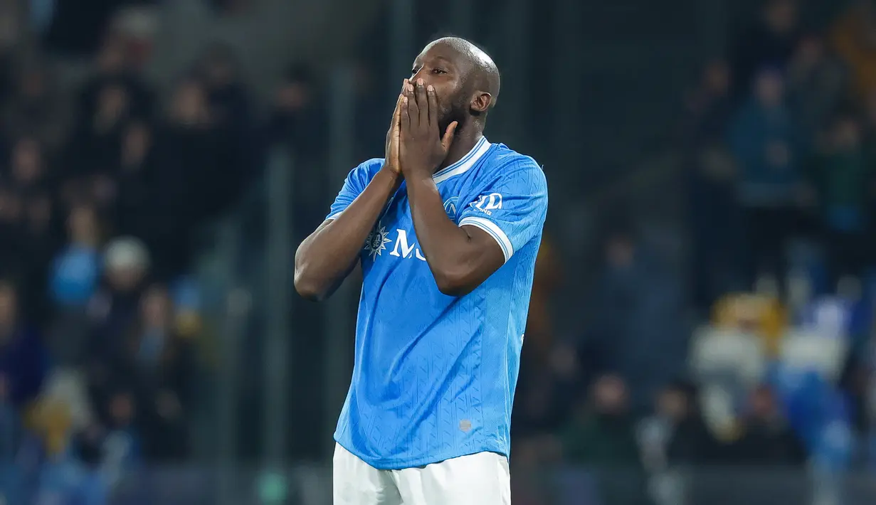Pemain Napoli, Romelu Lukaku, tampak kecewa setelah gagal mencetak gol penalti pada laga perempat final Coppa Italia di Stadion Diego Armando Maradona, Rabu (11/2/2026). (Alessandro Garofalo/LaPresse via AP)