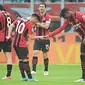 Penyerang AC Milan Rafael Leao (kanan) berselebrasi setelah mencetak gol ke gawang Sampdoria dalam pertandingan Liga Italia di Stadion San Siro, Minggu, 13 Februari 2022. (Andreas SOLARO / AFP)