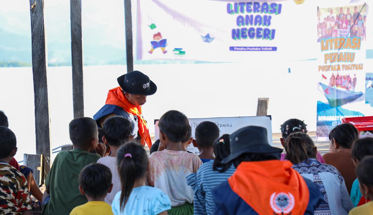Petugas Yayasan Lopie Bahari Nusantara Tolitoli bersama BRI Peduli bersiap mengantarkan perlengkapan belajar menggunakan Perahu Literasi. Bantuan mencakup buku bacaan, alat tulis, dan proyektor untuk kegiatan belajar interaktif. (Adv/BRI)