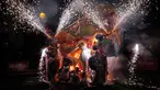 Sejumlah patung tokoh kartun dibakar saat festival tradisional Fallas di Valencia, Spanyol (19/3). Masyarakat Valencia, Spanyol Timur, melepas musim dingin dan menyambut musim semi dengan menggelar festival tradisional Las Fallas. (AP/Alberto Saiz)