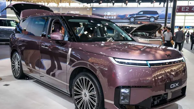 Penampakan SUV Mewah Xpeng GX Warna Ungu Metallic