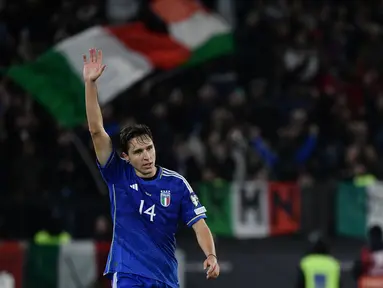 Penyerang Italia #14 Federico Chiesa merayakan gol ketiga timnya yang dicetak ke gawang Makedonia Utara pada duel lanjutan Kualifikasi Euro 2024 Grup C di Olimpico, Sabtu (18/11/2023) dini hari WIB. (Filippo MONTEFORTE / AFP)