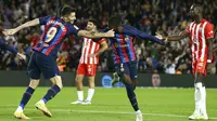 Penyerang Barcelona Ousmane Dembele (tengah) berselebrasi setelah mencetak gol pembuka timnya ke gawang Almeria pada lanjutan Liga Spanyol di Camp Nou, Minggu (6/11/2022) dini hari WIB.&nbsp;(AP Photo/Joan Monfort)
