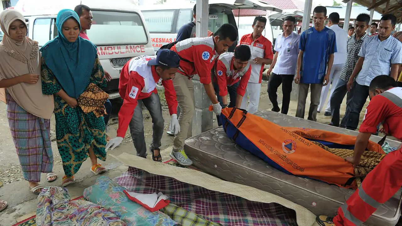20161207-Evakuasi-Korban-Gempa-Aceh-AFP 